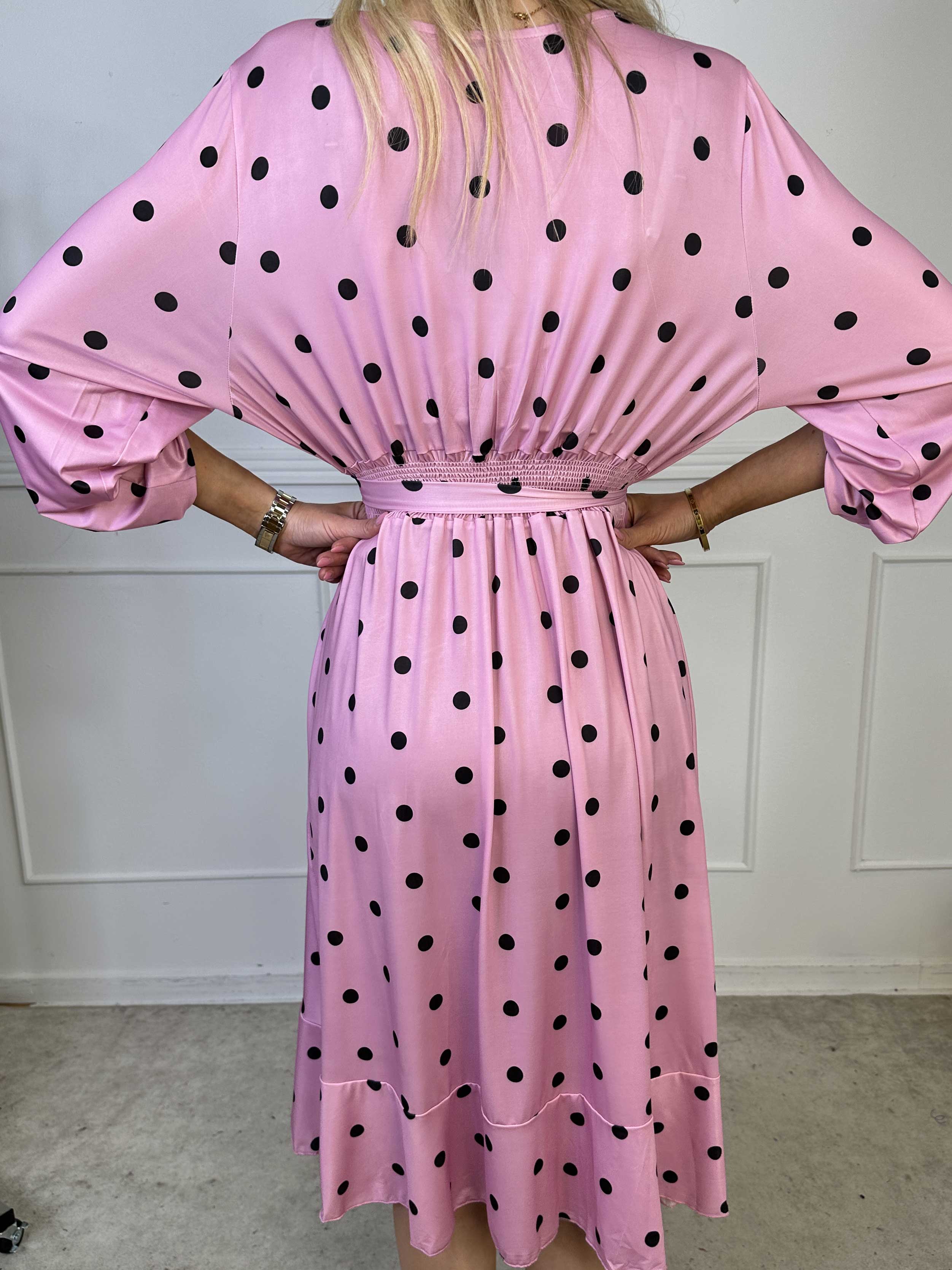 Savina Dot - Elastisk kjole i slå-om-look med prikker og flæsekant